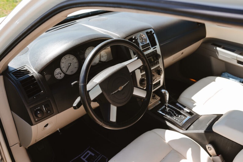 
								Chrysler 300C Limuzína full									