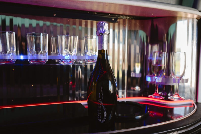 
								Chrysler 300C Limuzína full									