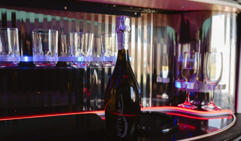 
								Chrysler 300C Limuzína full									